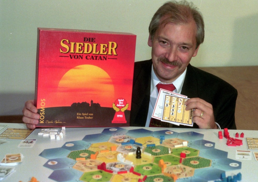 Klaus Teuber, Zahntechniker aus Darmstadt, stellt am Freitag, 29. September 1995, das von ihm entwickelte Spiel "Die Siedler von Catan" in Frankfurt vor. Das Handelsspiel fuer drei bis vier Personen ab zwoelf Jahren wurde mit dem Praedikat "Spiel des Jahres 1995" ausgezeichnet. (AP Photo/Bernd Kammerer)