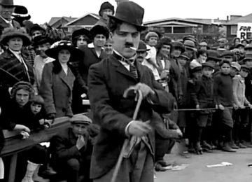 Chaplin nella sua prima apparizione cinematografica, in Charlot Ingombrante