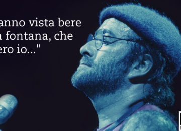 Lucio Dalla in primo piano, di profilo, sotto una luce blu, ad occhi chiusi al microfono