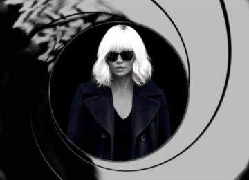 Charlize Theron inquadrata dalla canna di pistola di 007